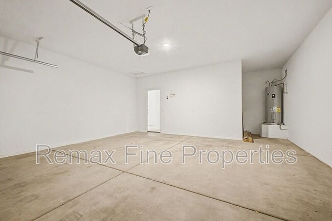 Building Photo - 1566 E Fletcher Dr