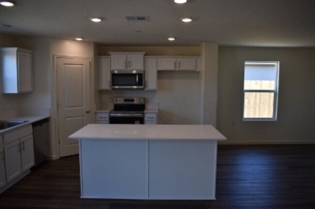 Building Photo - 641 Marshall Ln