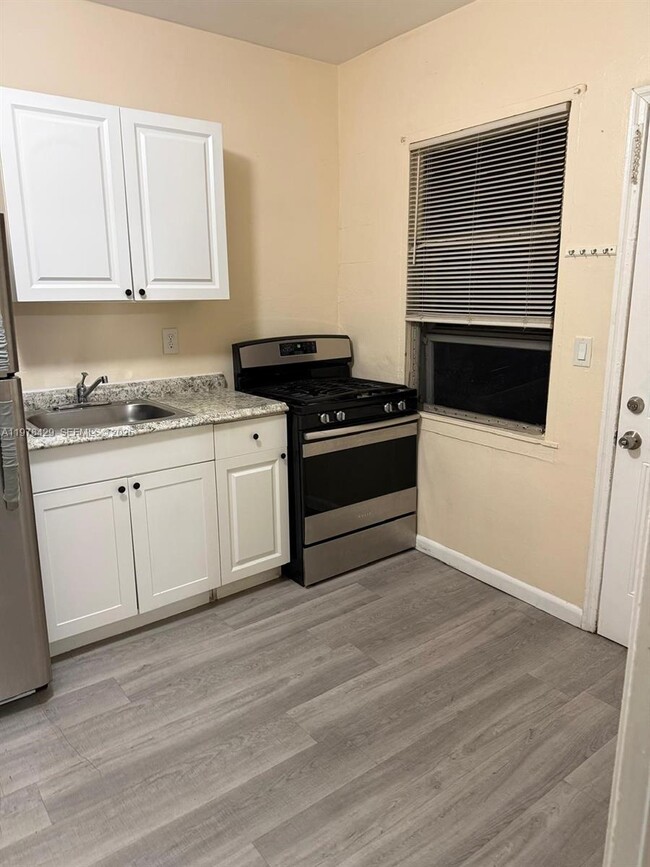 Building Photo - 1708 Hayes St