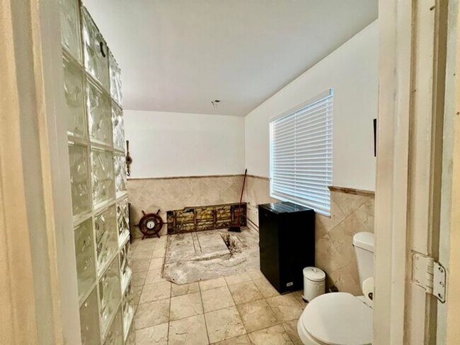 Building Photo - 5570 SW 9th Ct