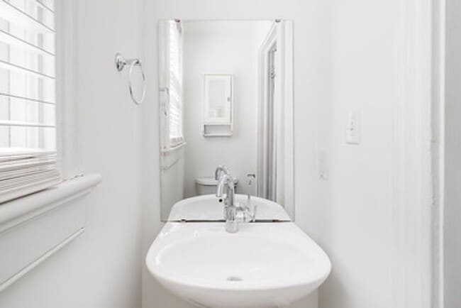 Building Photo - Great Fan Rowhouse!!