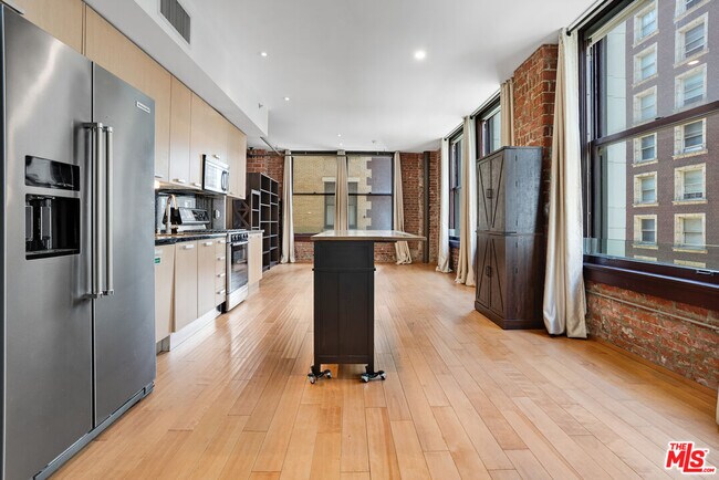 Building Photo - 460 S Spring St