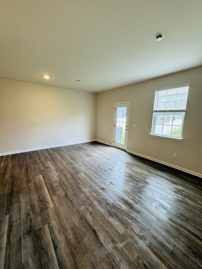 Building Photo - Brand New built townhome in a new communit...