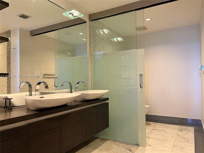 Building Photo - 200 Biscayne Blvd Way