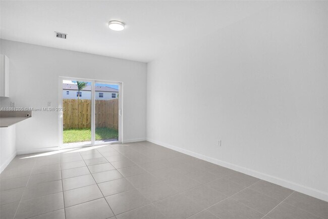 Building Photo - 2664 SE 28th St