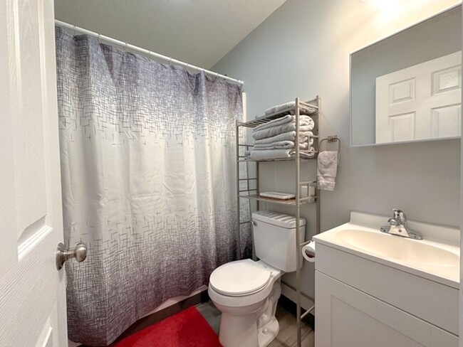 Building Photo - Modern 1-bedroom retreat / Walk to Downtown