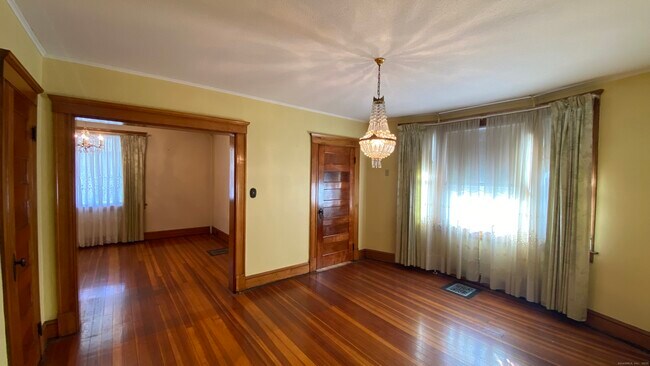 Building Photo - 135 Elm St