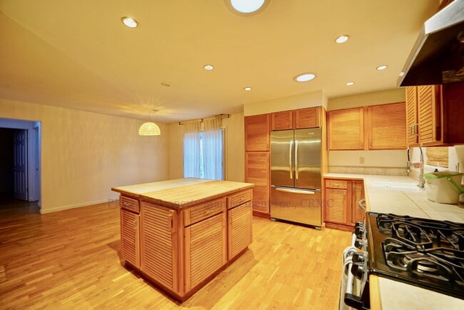 Building Photo - Novato Home with Big Yard, Backs to Pioneer Park!