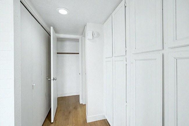 Building Photo - 818 S Westwood