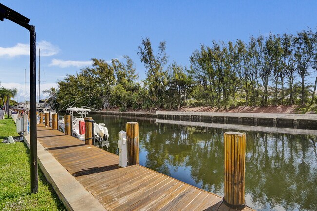 Building Photo - 6289 Bay Club Dr