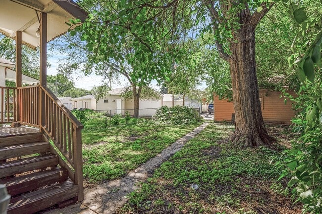 Building Photo - MUST SEE 5BD/2BA House close to U of M! Av...