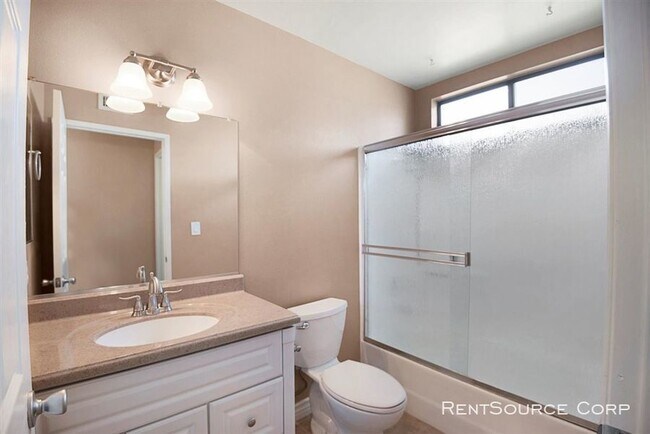 Building Photo - 3 Bedroom Sunrise Home for Lease in Valencia