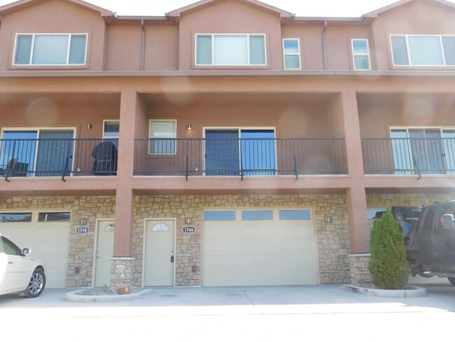 Primary Photo - 3 Story Unit Close to Shopping