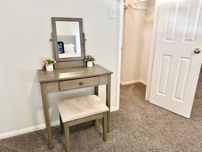 Building Photo - 142 E Spindle Tree Cir