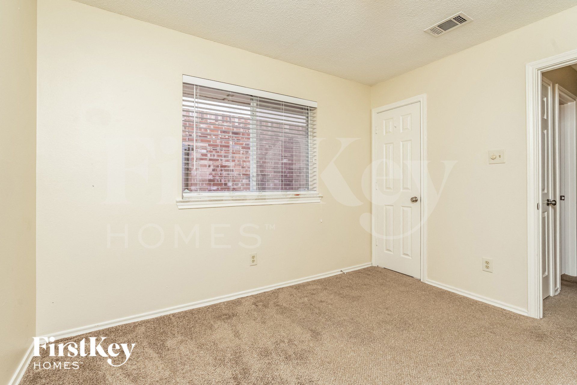 Building Photo - 2021 Greenview Dr