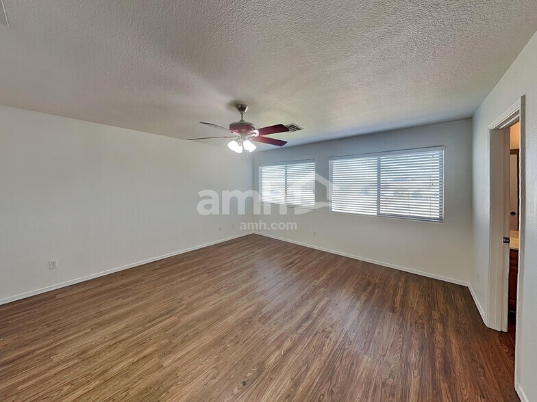 Building Photo - 782 E Christopher St