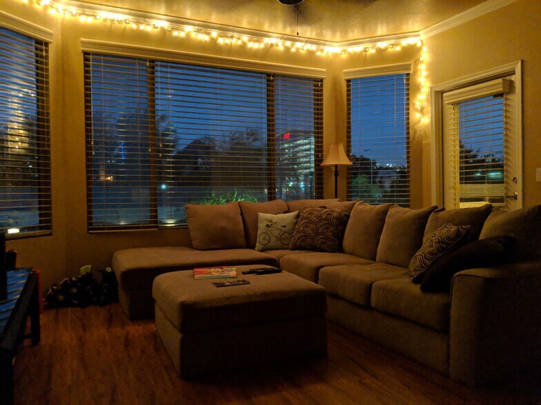 Family Room - 435 W Rio Salado Pky