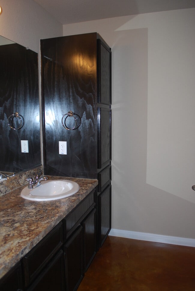 Building Photo - 1512 Dakota Ter