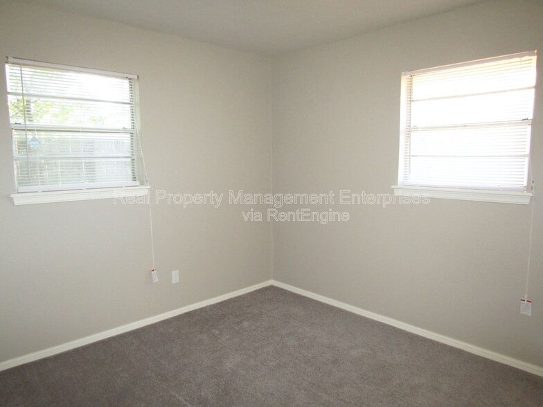 Building Photo - 989 Barkley Cir