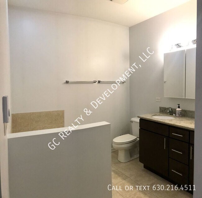 Building Photo - 2520 S Oakley Ave