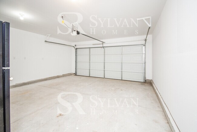 Building Photo - A must see 4-bedroom, 2.5 bath home in Oak Pointe.