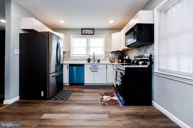 Building Photo - 3802 Cedar Dr