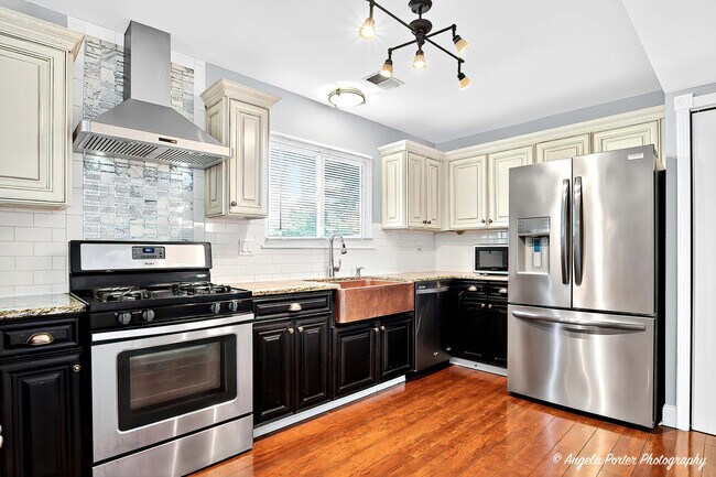 Building Photo - 1161 Hampton Ln