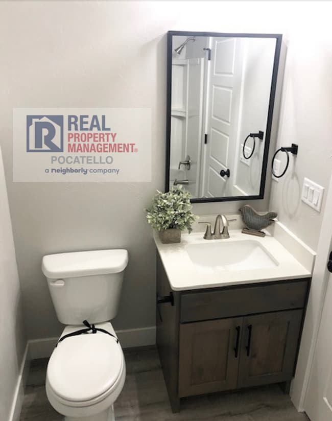 Building Photo - 3 Bedroom 2.5 Bath Townhome - 1 Car Garage