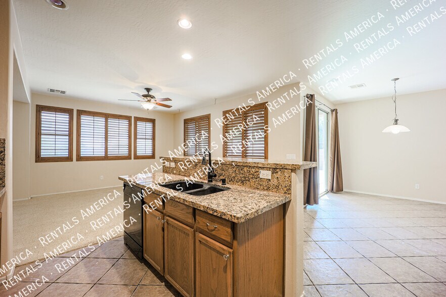 Building Photo - 3854 E Parkview Dr