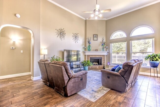 Building Photo - Beautifully Maintained 4 bed/3bath 2 Story...