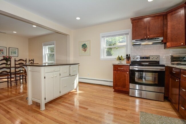 Building Photo - 30 Beecher Pl