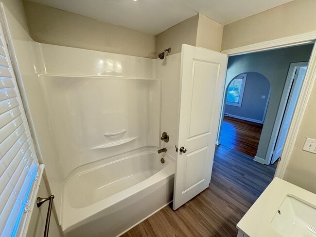 Building Photo - 2Bd/1Ba Fully Renovated 2024 House with Fe...
