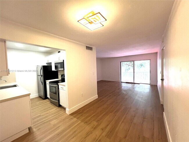 Building Photo - 10822 N Kendall Dr