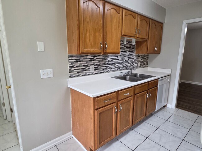 Building Photo - Woodbury Subdivision. 3 bedrooms. 2 baths. Converted garage to bonus room. Family with vaulted ce...