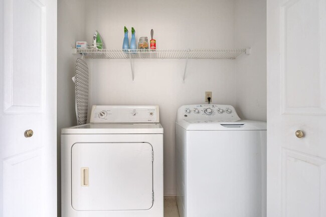 Building Photo - 2155 Shadowbrook Dr