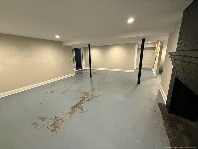 Building Photo - 907 Evans Dr