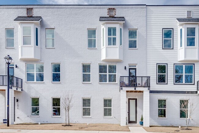 Primary Photo - Gorgeous 3/3.5 Townhome Minutes From Downt...