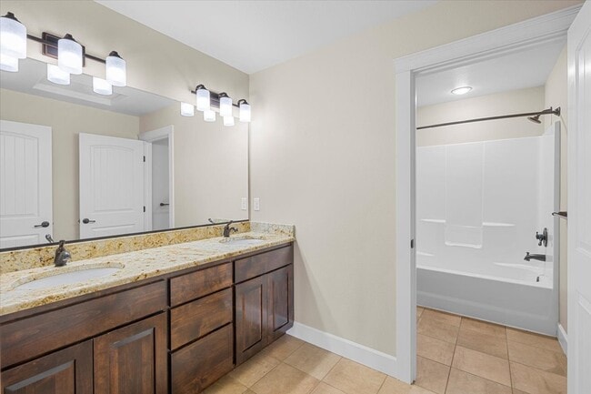 Building Photo - 4375 Vista Pointe Dr