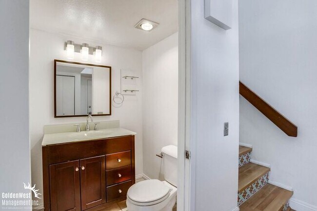Building Photo - Bright & Airy 2Bdm 1Ba Townhome in San Diego!