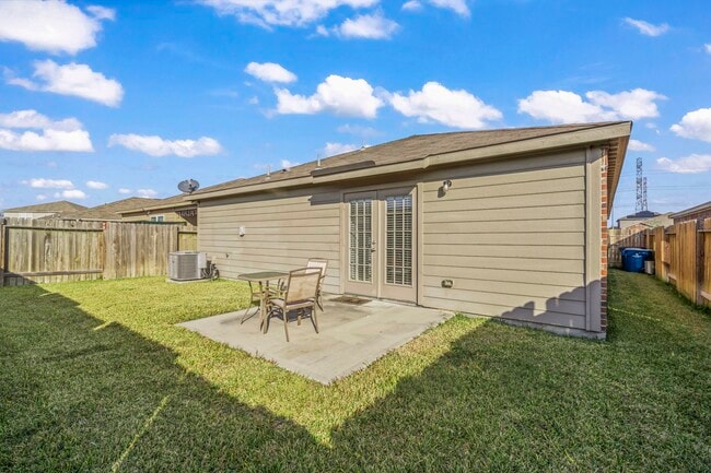 Building Photo - 15231 Central Lakes Dr