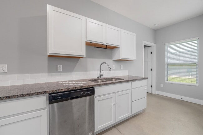 Building Photo - 2114 S Thatcher Ct