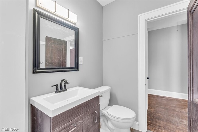 Building Photo - 1353 Phelps Ave