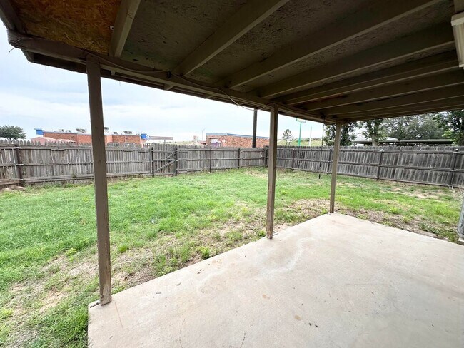 Building Photo - 4 Bed 2 Bath For Rent
