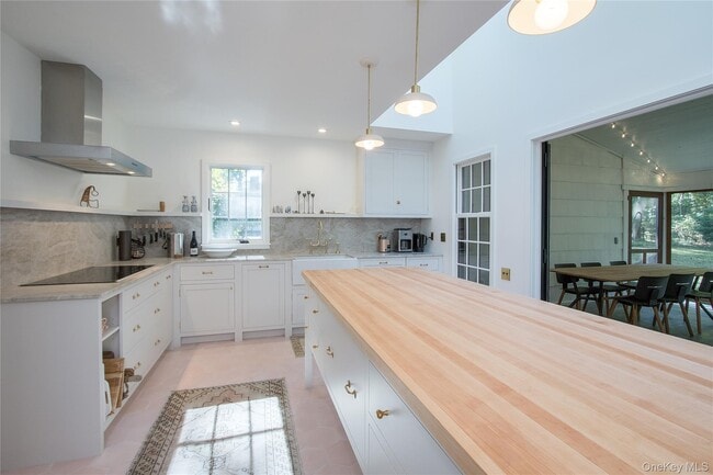 Building Photo - 210 Robinson Ln