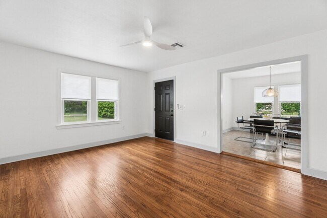 Building Photo - Charming 3-Bedroom Home with Modern Finishes and Inviting Patio!