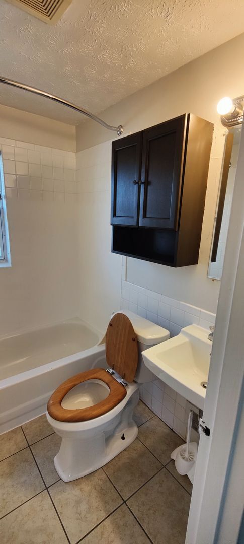 Building Photo - Cozy 2 bed 1 bath  townhouse with attached...