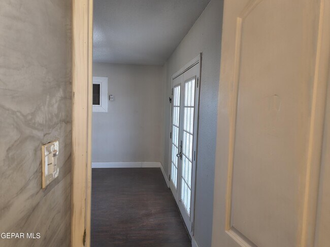 Building Photo - 714 N San Marcial St