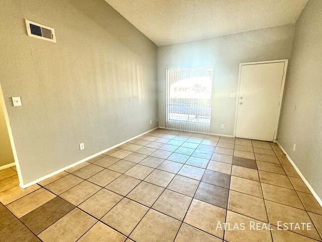 Building Photo - ONE MONTH FREE! Available! 2 bed/ 1 bath A...