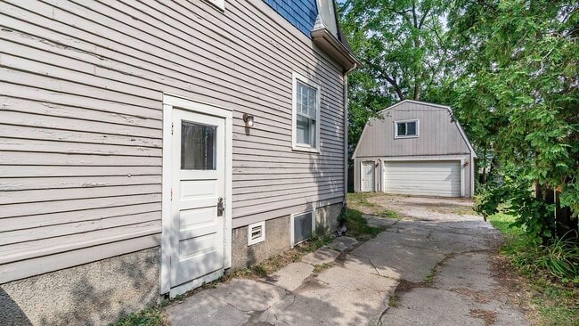 Building Photo - 823 Dewey Ave