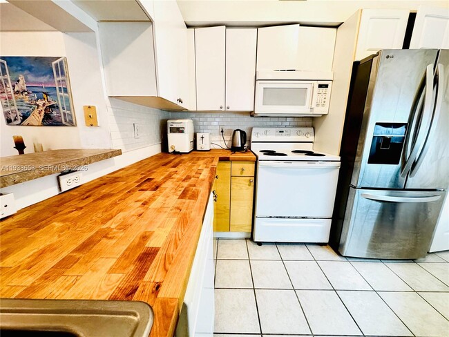 Building Photo - 17150 N Bay Rd